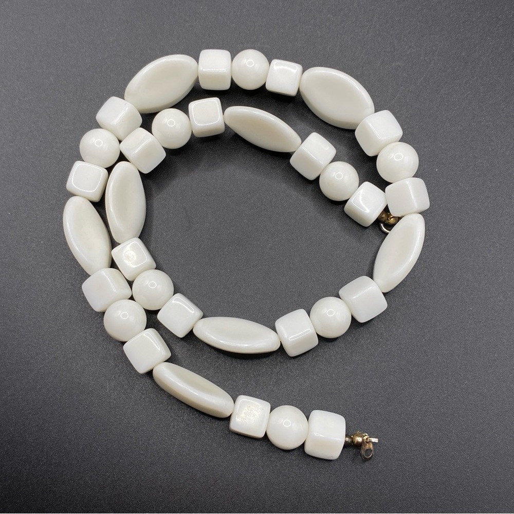 White Acrylic Beads Necklace Grannycore Vintage